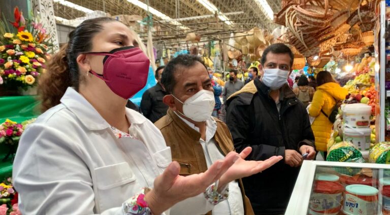 Locatarios del mercado municipal de Tlaxcala aceptan respetar salidas de emergencia y delimitación de espacios. 