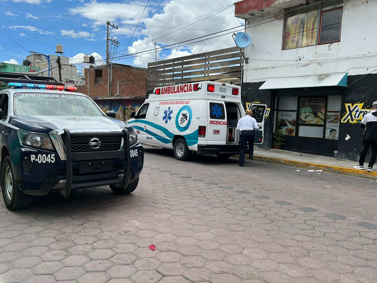 Paramédicos de SPM auxilian a mujer que dio a luz en establecimiento