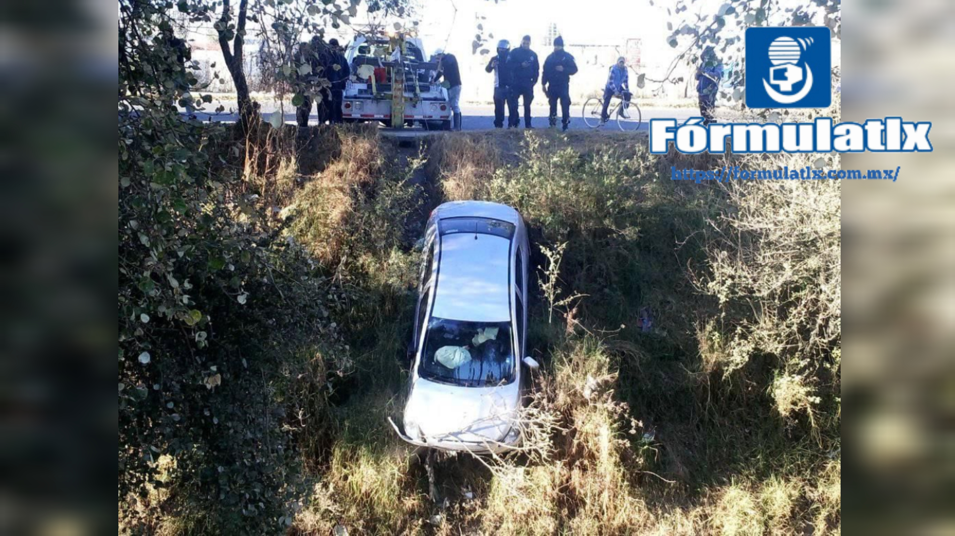 Auto se va al fondo de El Canal en San Pablo del Monte