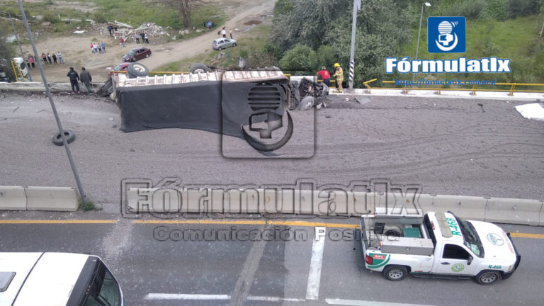 Chofer de un tráiler muere en aparatoso accidente con el celular en la mano, en El Molinito
