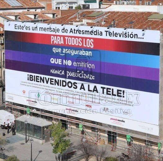 Anuncio callejero se vuelve viral por mostrar la realidad de las plataformas digitales