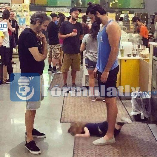 Divide opiniones la forma de controlar berrinche de una niña en un centro comercial