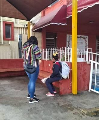 Escuela de Matamoros se vuelve viral tras dejar a una alumna fuera por no llevar el pants de la escuela