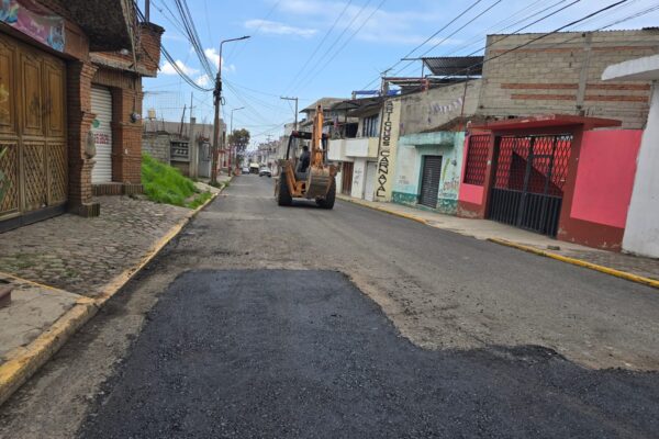 Gobierno de Papalotla retoma trabajos de bacheo, tras pausa por lluvias