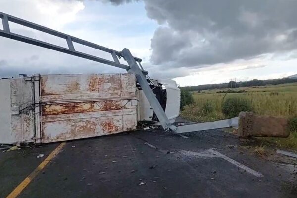 Lluvia provoca volcadura de camión de basura en tramo carretero de Huamantla