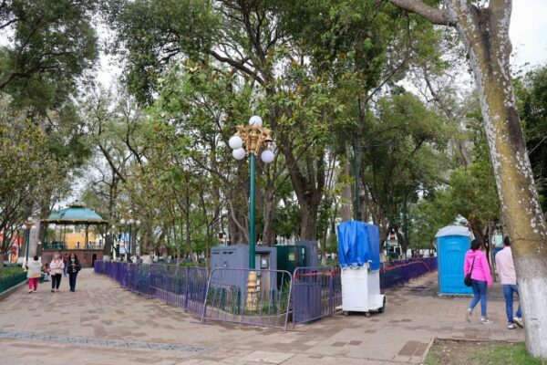 Blindan el Zócalo tras los destrozos que provocó el concierto de grupo musical en Tlaxcala