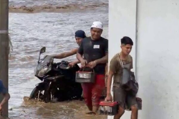 Ladrones aprovechan la tragedia para saquear tiendas departamentales en Poza Rica