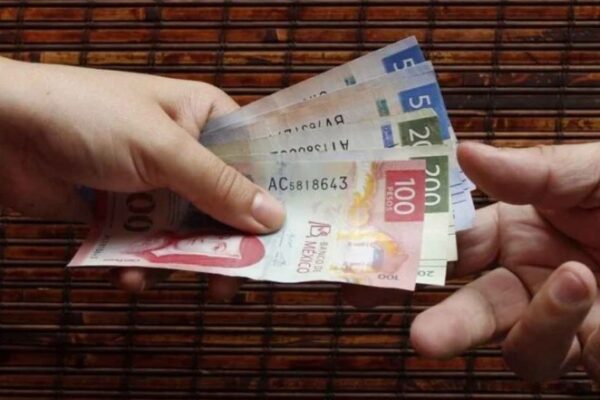 Senadores mexicanos quieren elevar el salario mínimo a dos canastas básicas