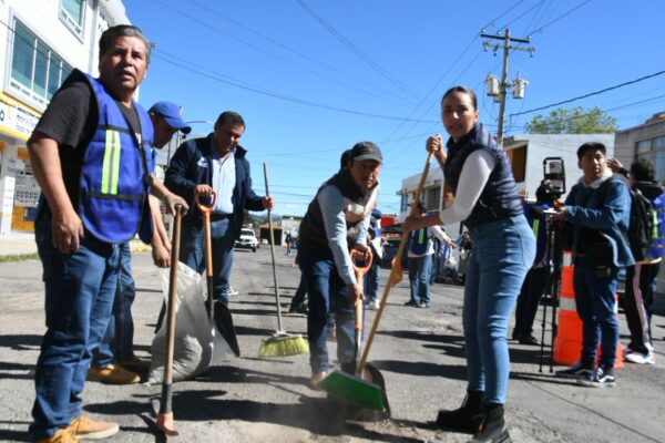 Atiende diputada Miriam Martínez denuncias ciudadanas por baches en Apizaco; Javier Rivera no da una