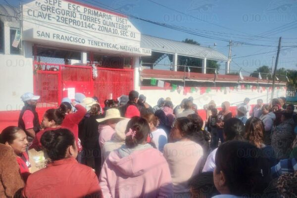 Padres toman escuela de Chiautempan; exigen destitución del director por presuntas irregularidades