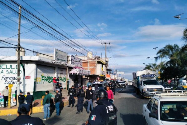 Pelea por el pasaje; enfrentan transportistas por horarios de salida en Papalotla