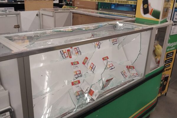 Roban celulares en Bodega Aurrera de Apizaco; asaltantes armados huyen con botín de 50 mil pesos