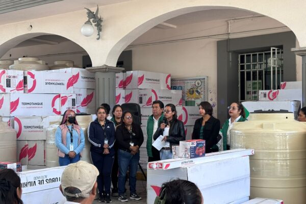 Realiza Ayuntamiento de SPM otra entrega de paquetes de calentadores solares