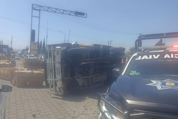 Camión cargado de cartón volcó sobre la Vía Corta, en San Pablo del Monte; solo daños materiales