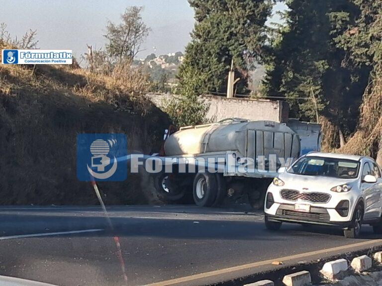 Imprudencia provoca choque de pipa en la Apizaco-Tlaxcal; el chofer se fugó 