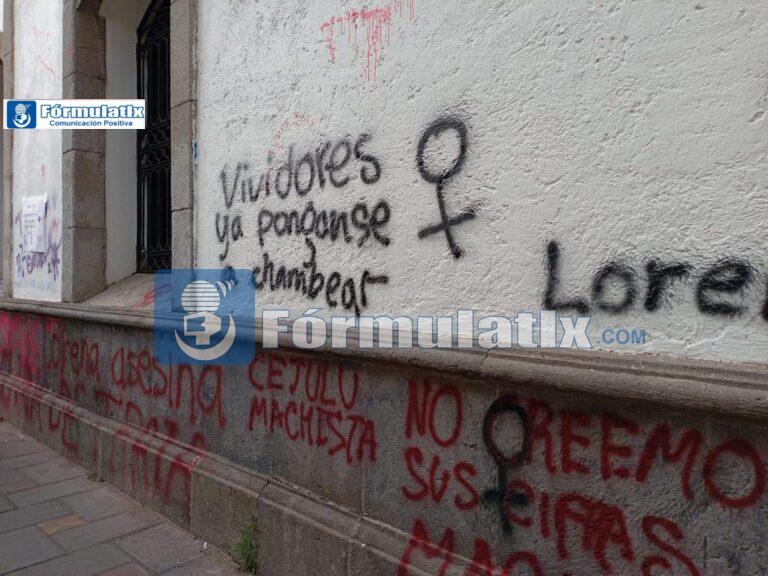 Congreso de Tlaxcala sufre vandalismo por feministas violentas durante la marcha