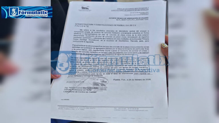 Padres clausuran patio cívico por obra defectuosa en primaria de Xicohtzinco