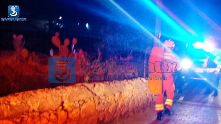 Hombre se va con todo y carro al fondo de la barranca por manejar cansado, en Tetla 